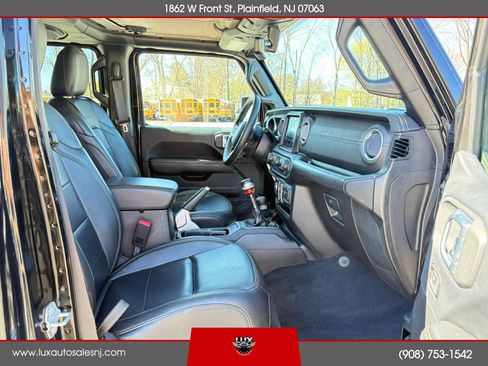Used 2018 Jeep Wrangler Unlimited Sahara w/ Dual Top Group AWD/4WD image 19