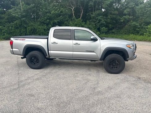 Used 2018 Toyota Tacoma TRD Off-Road w/ Technology Package AWD/4WD image 3