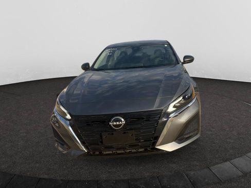 Used 2025 Nissan Altima 2.5 SV FWD image 2