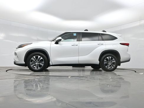 Used 2023 Toyota Highlander XLE AWD/4WD image 6