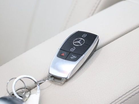 Used 2022 Mercedes-Benz GLB 250 4MATIC image 35
