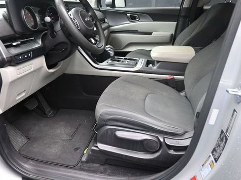 Used 2022 Kia Carnival LX FWD image 17