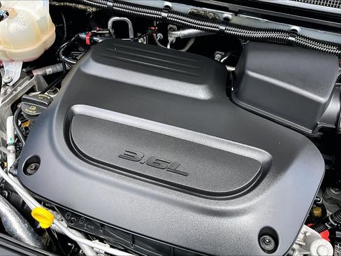 Used 2024 Chrysler Pacifica Touring-L FWD image 33