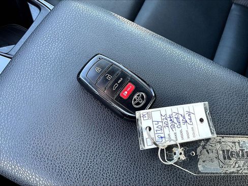 Used 2025 Toyota Camry SE FWD image 10