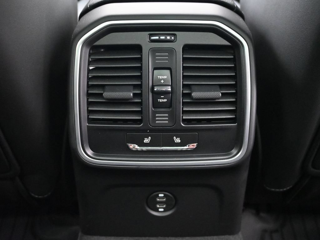 Certified 2026 Porsche Macan AWD/4WD image 8