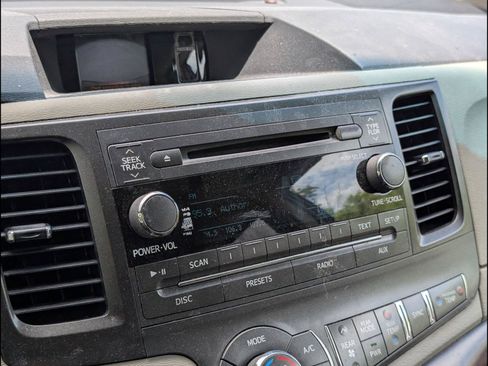 Used 2011 Toyota Sienna XLE w/ Entertainment Pkg FWD image 13
