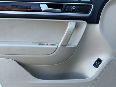 Used 2013 Volkswagen Touareg Sport image 9