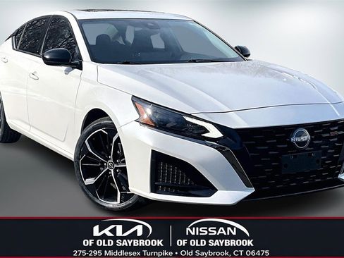 Used 2023 Nissan Altima 2.5 SR w/ SR Premium Package image 3