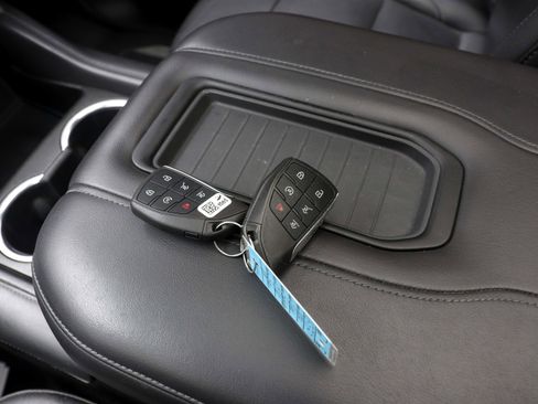 Used 2021 Chevrolet Suburban LT w/ LT Signature Package AWD/4WD image 31