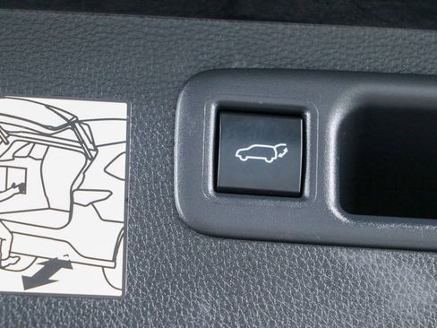 Used 2024 Toyota Highlander XLE FWD image 33