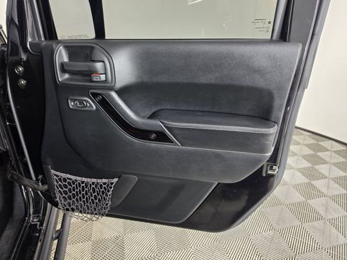 Used 2017 Jeep Wrangler Unlimited Sahara AWD/4WD image 32
