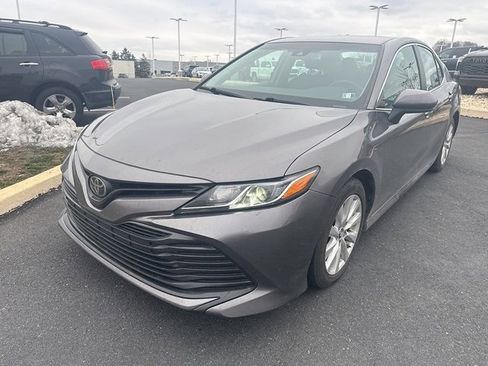 Used 2018 Toyota Camry LE image 3