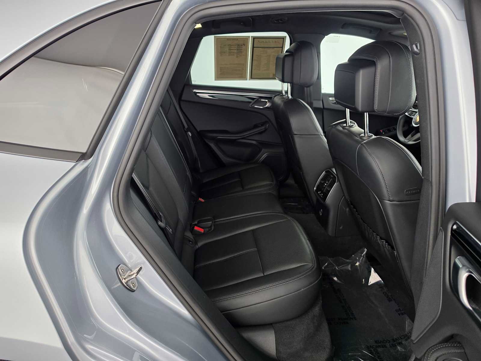 Used 2025 Porsche Macan AWD/4WD image 12