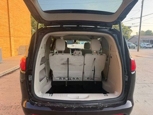 Used 2017 Chrysler Pacifica Touring w/ Tire & Wheel Group FWD image 17
