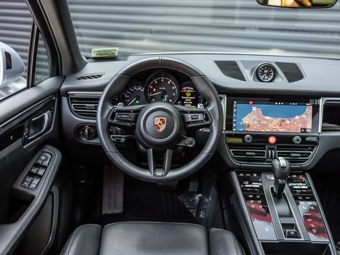 Certified 2026 Porsche Macan AWD/4WD image 12