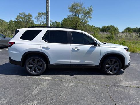 Used 2025 Honda Pilot Sport image 9