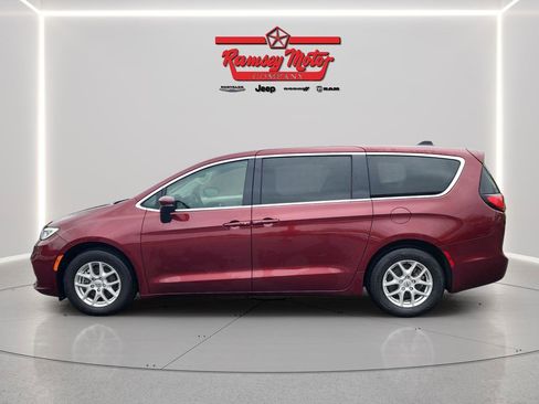 Used 2023 Chrysler Pacifica Touring-L image 2