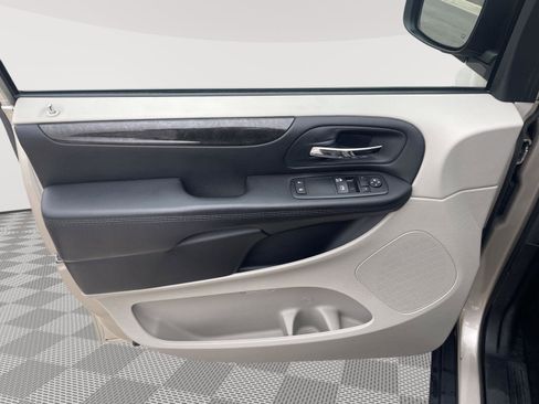 Used 2015 Dodge Grand Caravan American Value Package FWD image 21