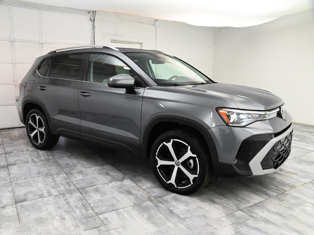 Used 2025 Volkswagen Taos SEL AWD/4WD image 2