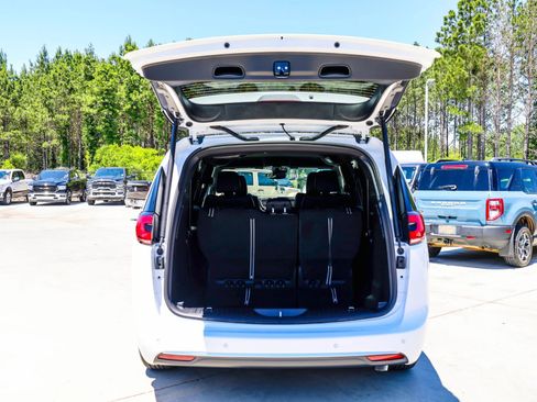 New 2027 Chrysler Pacifica Select FWD image 8
