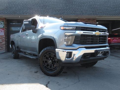 Used 2024 Chevrolet Silverado 2500 LT w/ Convenience Package AWD/4WD image 2