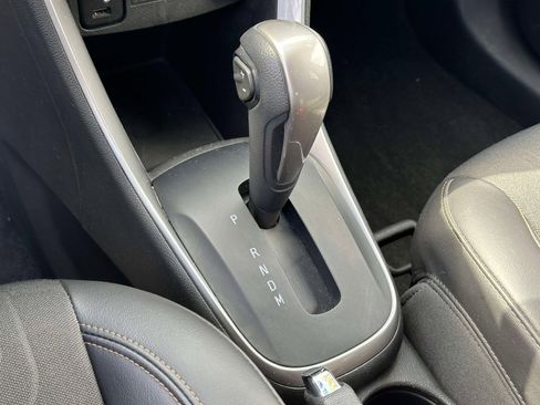 Used 2022 Chevrolet Trax LT w/ LT Convenience Package AWD/4WD image 32