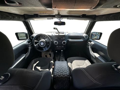 Used 2017 Jeep Wrangler Unlimited Sahara AWD/4WD image 30