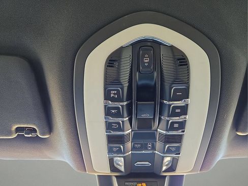 Used 2018 Porsche Macan AWD/4WD image 19