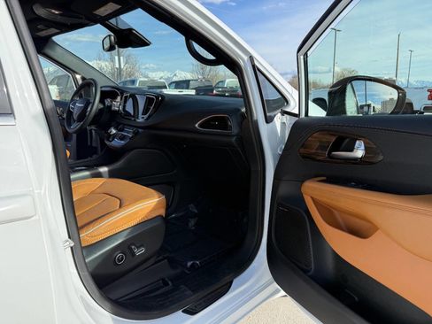 Used 2023 Chrysler Pacifica Pinnacle image 27