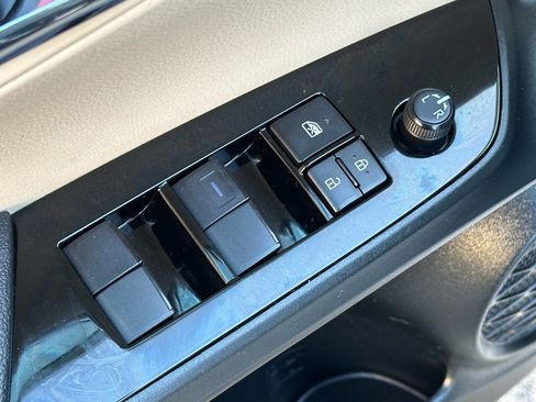 Used 2021 Toyota Prius LE image 13