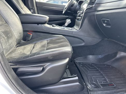 Used 2022 Jeep Grand Cherokee Laredo X image 15