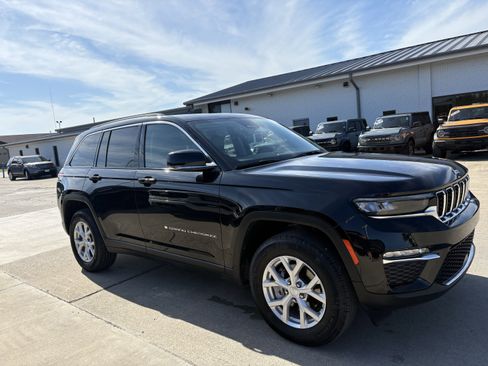 Used 2023 Jeep Grand Cherokee Limited image 3