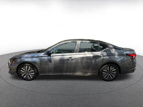 Used 2025 Nissan Altima 2.5 SV FWD image 9