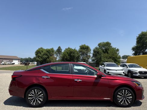 Used 2023 Nissan Altima 2.5 SV w/ SV Premium Package AWD/4WD image 3