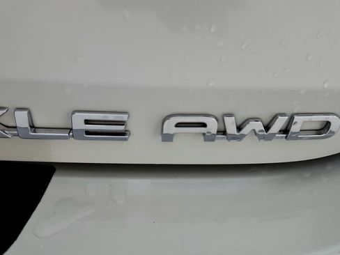 Used 2021 Toyota Highlander XLE AWD/4WD image 14