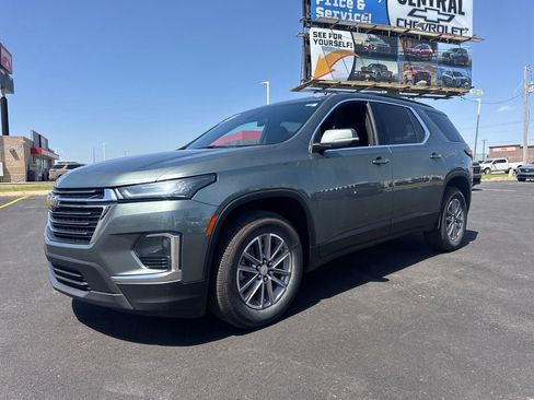 Used 2023 Chevrolet Traverse LT FWD image 2