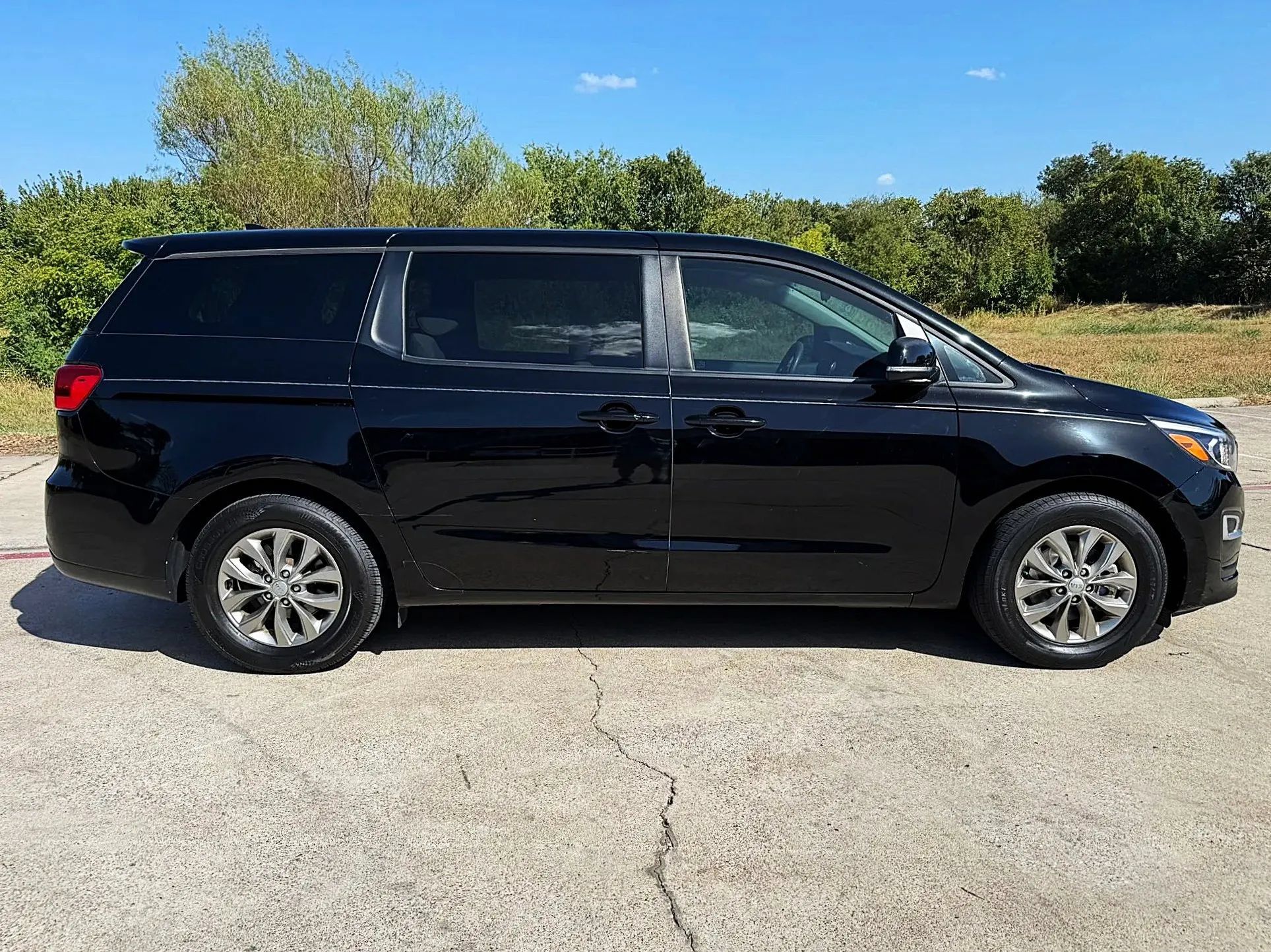 Used 2019 Kia Sedona LX FWD image 3