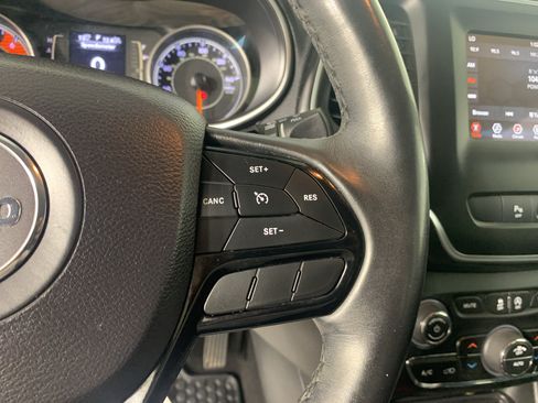 Used 2019 Jeep Cherokee Latitude Plus AWD/4WD image 19