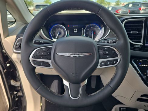 Used 2024 Chrysler Pacifica Touring-L FWD image 24
