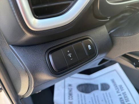 Certified 2025 Hyundai Venue SE image 18