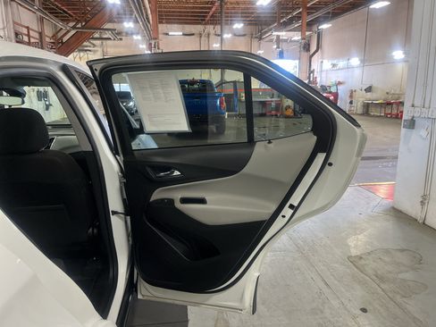 Used 2020 Chevrolet Equinox LS w/ LS Convenience Package AWD/4WD image 24