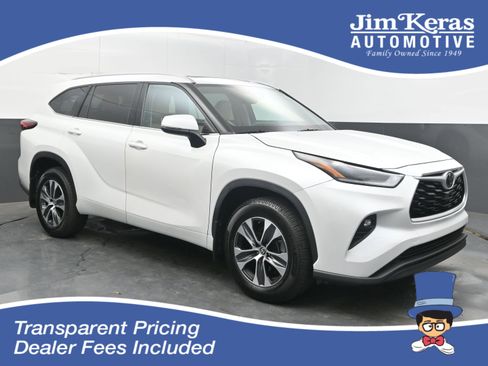 Used 2022 Toyota Highlander XLE AWD/4WD image 1