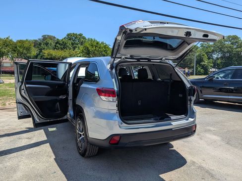 Used 2018 Toyota Highlander LE FWD image 12