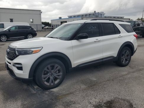 Used 2022 Ford Explorer XLT w/ Equipment Group 202A RWD image 2