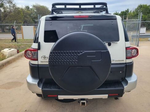 Used 2014 Toyota FJ Cruiser 2WD image 2