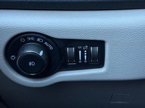 Used 2024 Chrysler Pacifica Touring-L image 33