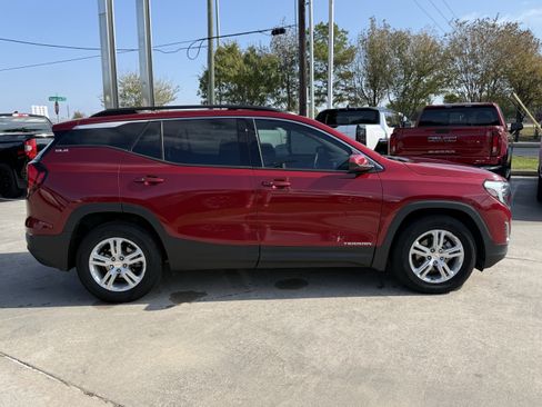 Used 2020 GMC Terrain SLE w/ Driver Convenience Package image 3