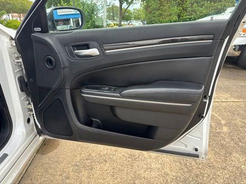 Used 2011 Chrysler 300 C RWD image 15