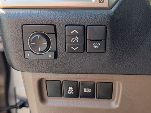 Used 2021 Lexus GX 460 w/ Accessory Package AWD/4WD image 23