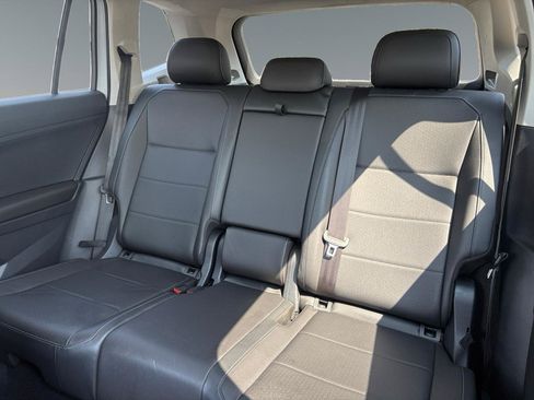 Used 2018 Volkswagen Tiguan SEL AWD/4WD image 28